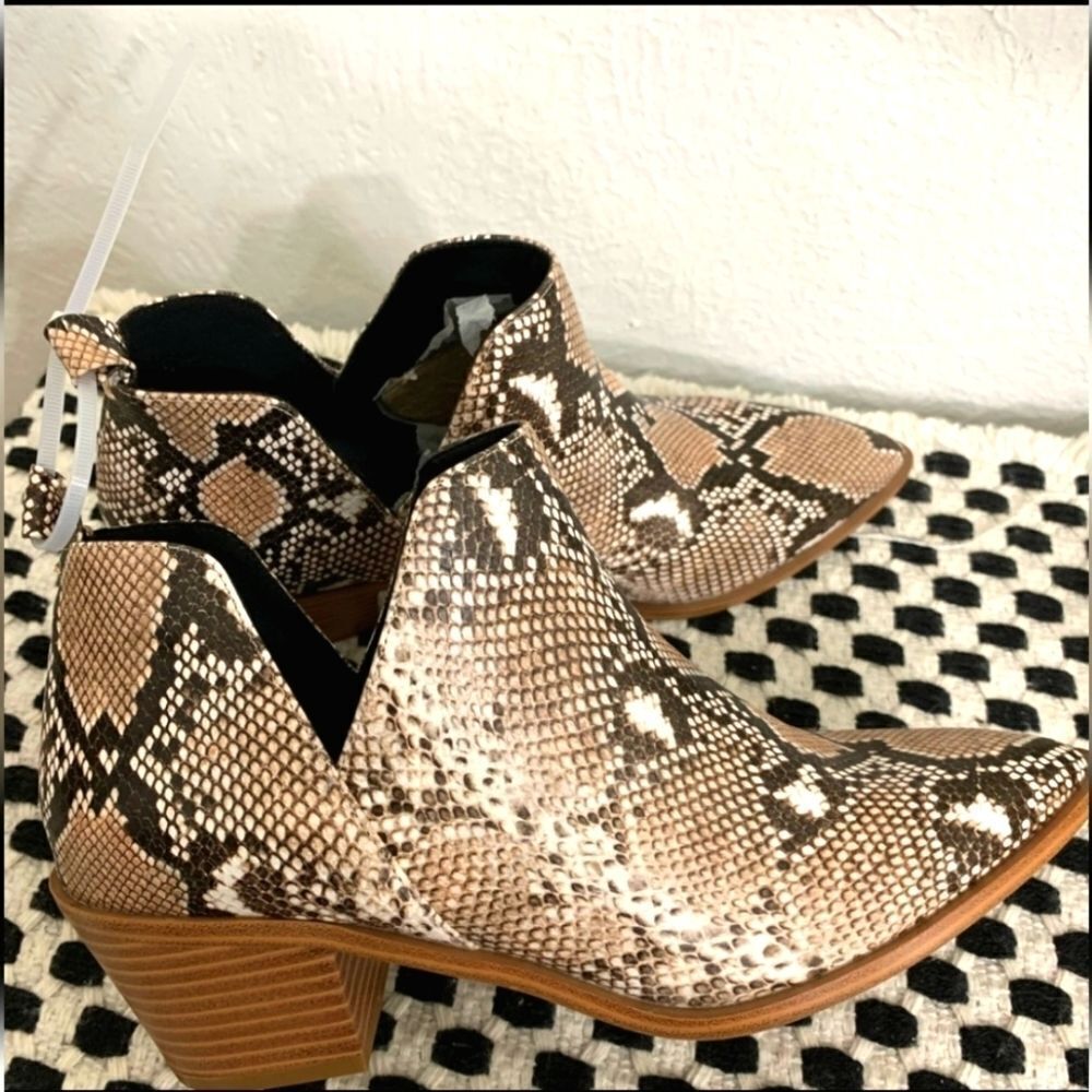 Ladies Tan Snakeprint Cut out Ankle Boots sz 9.5